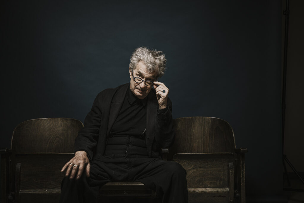 Businessportrait von Regisseur Wim Wenders in seinem Büro in Berlin – Businessfotografie von Businessfotograf Berlin