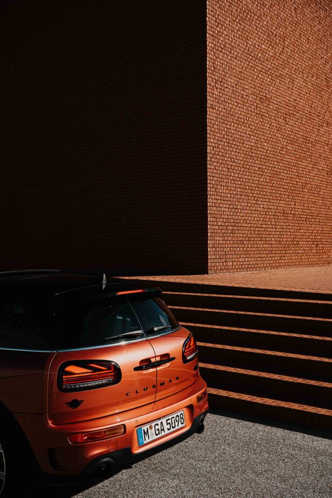 „Heck eines roten Mini Clubman vor spektakulärer Architektur von Herzog & de Meuron auf dem Vitra Campus – stilvolles Automotive- und Architektur-Fotografie-Motiv.“