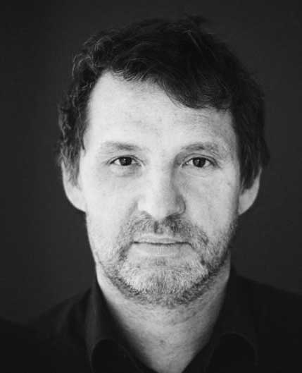 Portrait von Wolfgang Voggel, CEO der Werbeagentur Zum Goldenen Hirschen, in einem professionellen, modernen Umfeld – hochwertige Business- und Werbefotografie für Executive-Branding. Portrait von Wolfgang Voggel, CEO der Werbeagentur Zum Goldenen Hirschen, in einem professionellen, modernen Umfeld – hochwertige Business- und Werbefotografie für Executive-Branding.