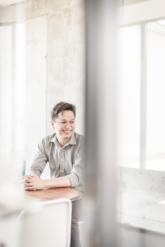 Helles Businessportrait von Ben Silberman, CEO von Pinterest – Businessfotografie von Businessfotograf Hamburg