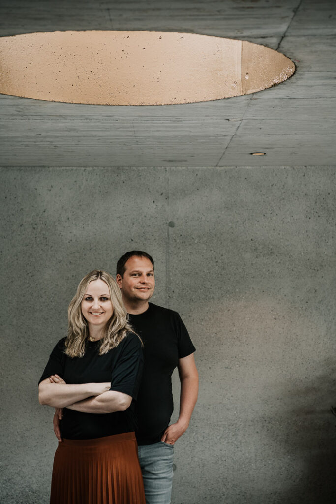 Doppelbusinessportrait von FamilienunternehmerInnen, gemeinsam stehend und professionell inszeniert