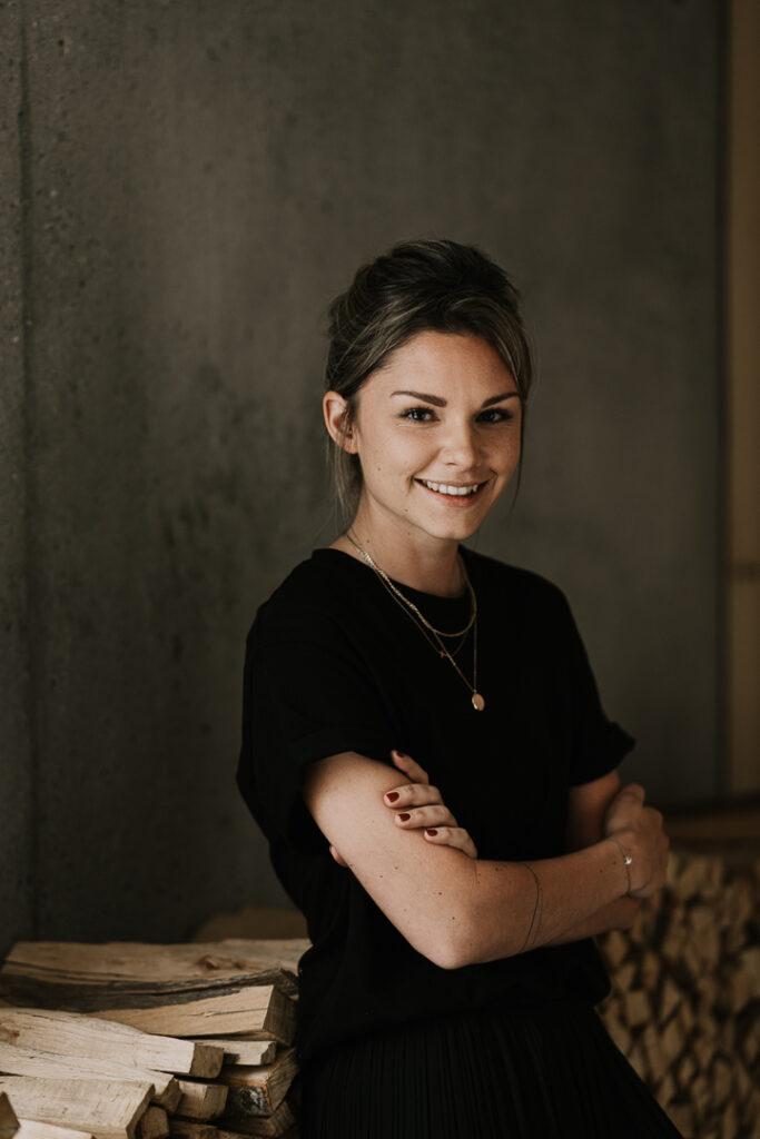 Businessportrait einer jungen Marketing Managerin eines Hotels, freundlich und professionell inszeniert