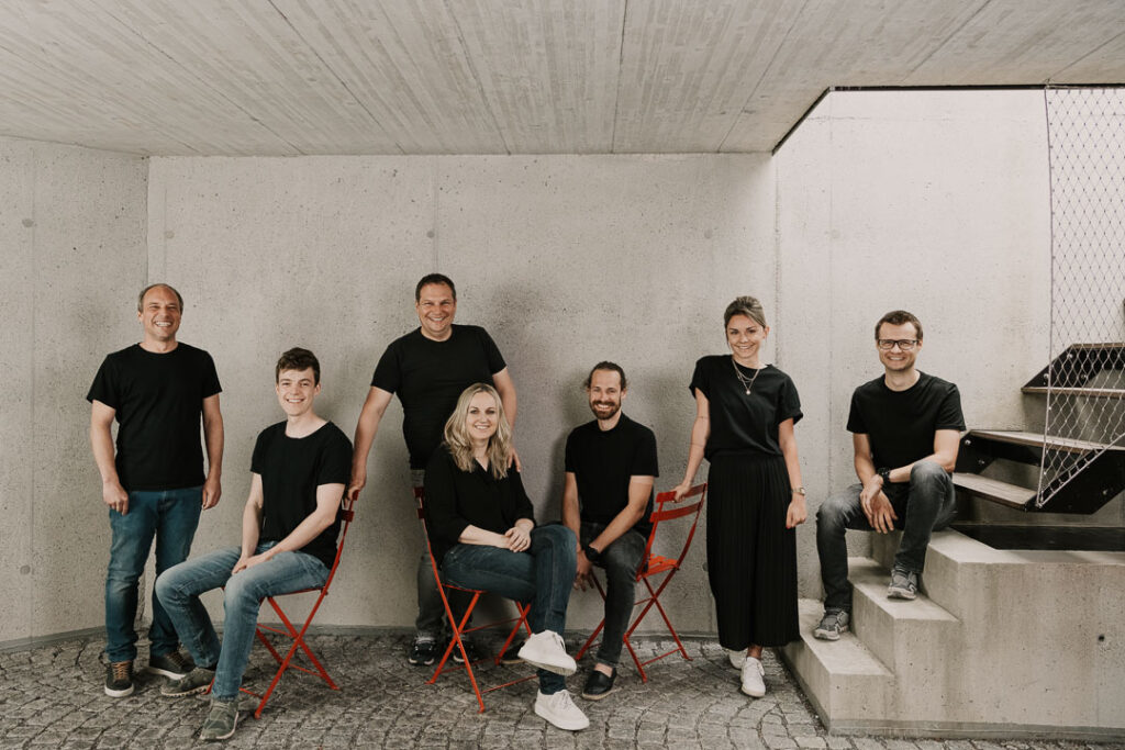 Teamfoto eines Architekturbüros in Mellau, alle Mitglieder stehen gemeinsam und professionell posierend fotografiert von businessfotograf