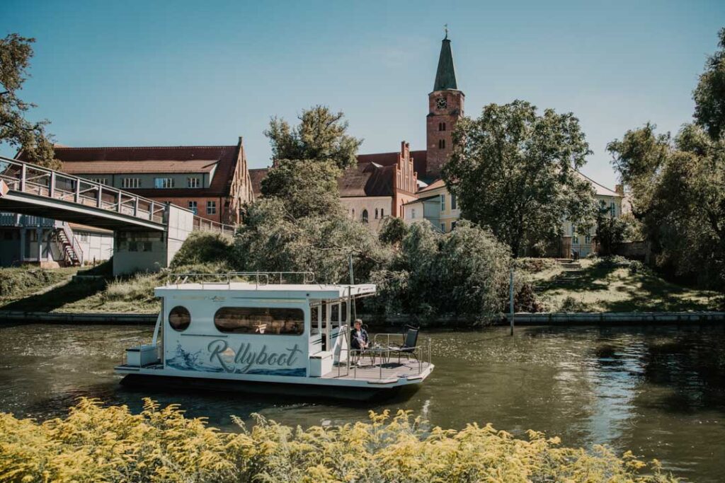 Rollyboat-Hausboot fährt auf der Havel vor der Stadtkulisse von Brandenburg an der Havel, Unternehmensfotografie