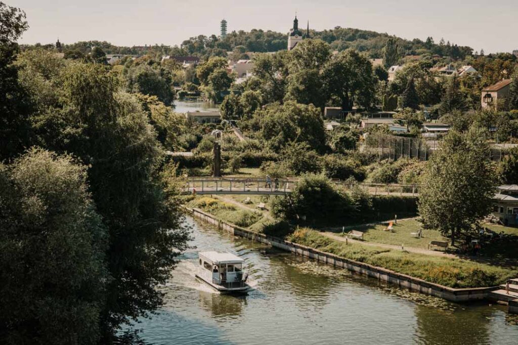 Rollyboat-Hausboot auf der Havel vor der historischen Kulisse von Brandenburg an der Havel, Corporatefotografie