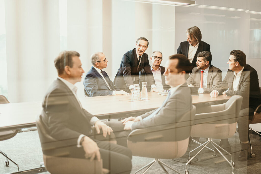 Gesamtes C-Level Management der Santander Bank – Businessfoto für Geschäftsbericht von Businessfotograf Hamburg