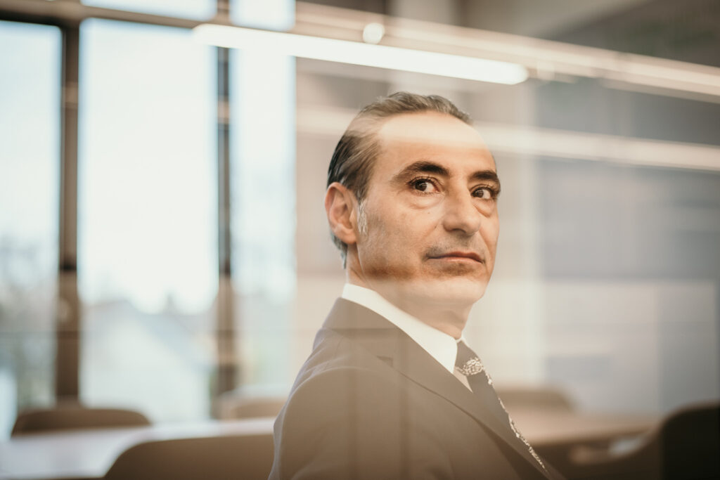 CEO Vito Volpe von der Santander Bank – Businessportrait für Geschäftsbericht von Businessfotograf Hamburg
