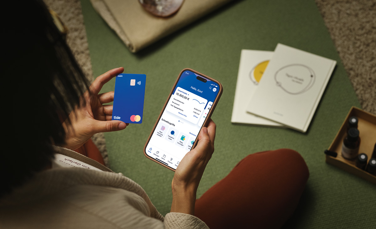 Close-up der Hände einer Breathwork Coach beim Onlinebanking mit der Bank Tide auf dem Smartphone - Werbefotograf produziert Business Werbekampagne