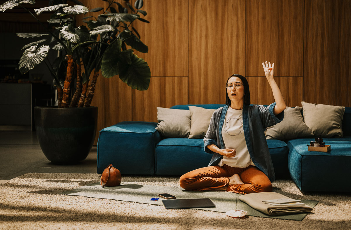 Portrait einer Breathwork Coach beim Arbeiten im Studio und Bezahlen mit der Tide Karte - Werbekampagne umgesetzt vom Businessfotograf und Werbefotograf