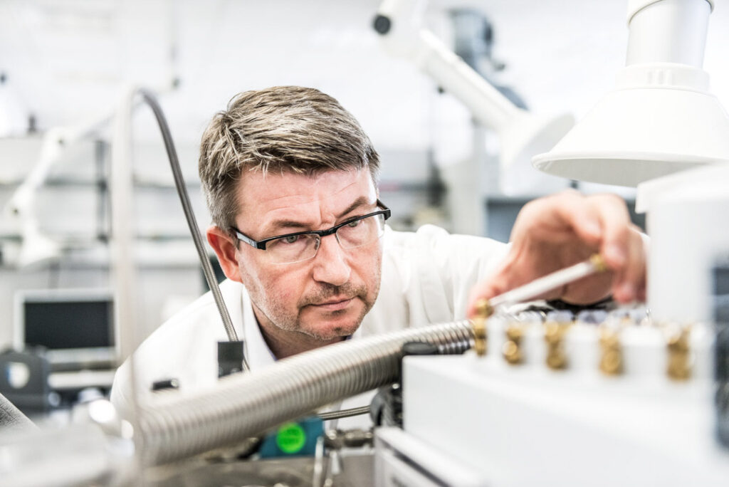 Volkswagen AG Mitarbeiter Dr. Jörg Göldenitz testet den Geruch von Neuwagen im Labor in Wolfsburg, Businessfotografie.