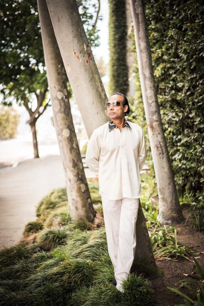 Businessportrait von Bikram Choudhury, Hot Yoga Mastermind, vor der Konzernzentrale in Culver City, Los Angeles, Kalifornien – Businessfotografie für Lufthansa.