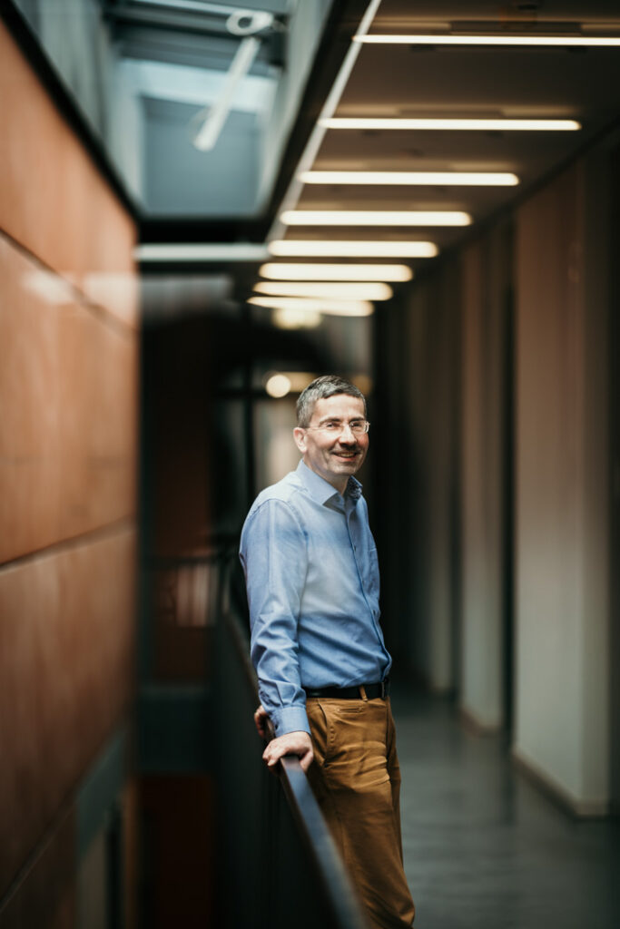 Businessportrait von Prof. Carsten Könke, wissenschaftlicher Leiter der MFPA Weimar an der Bauhaus-Universität Weimar, professionell inszeniert