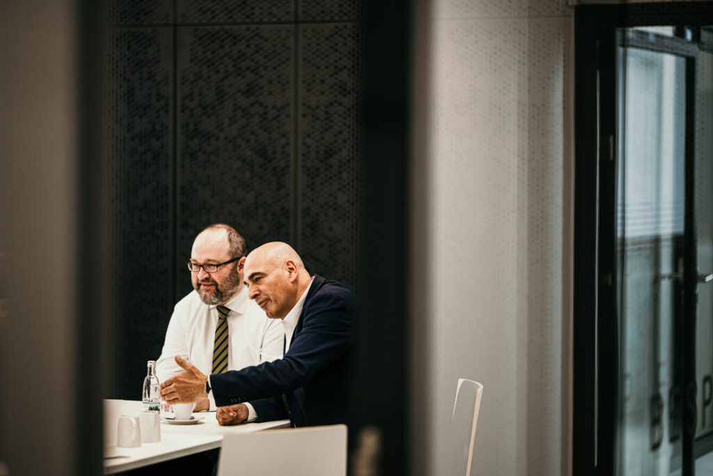 Europe, Germany, Thueringen, Jena, Zentrum für Angewandte Forschung (ZAF), Philosophenweg 7, 07743 Jena, Prof. Dr. rer. Nat. Michael Stelter / Fraunhofer IKTS, Batterie und Wasserforschung im Professionelles Businessfoto: Gespräch/Interview gemeimsam mit Prof Dr. S. Schubert / FSU Jena, Batterieforschung.