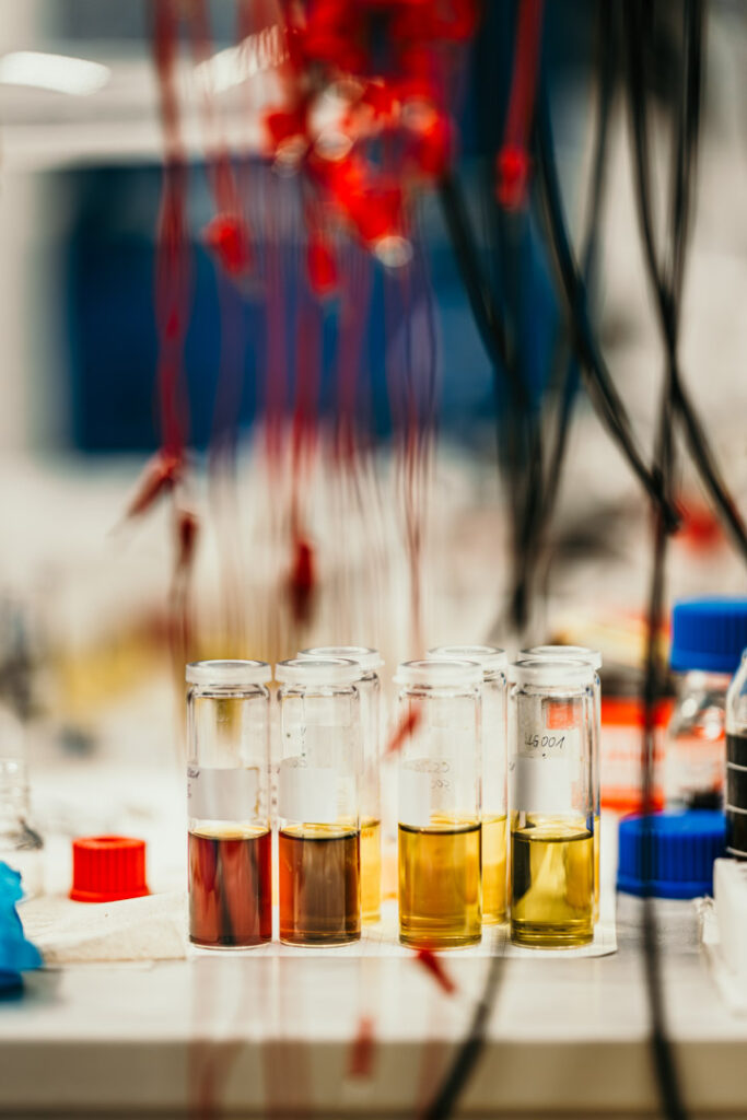 Versuchsaufbau mit verschiedenen in Flüssigkeiten simulierten Batterie-Prototypen, Labor- und Forschungsfotografie