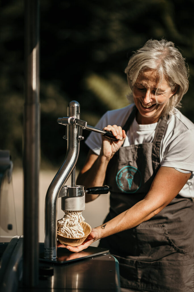 Spaghetti-Eis wird vom CEO der Manufaktur Kleine Eiszeit durch eine Presse gedrückt, Food- und Unternehmensfotografie