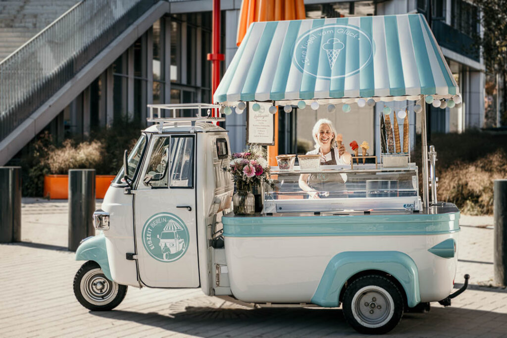 Eiswagen mit dem CEO der Eismanufaktur Kleine Eiszeit in Berlin,, Rummelsburgerbucht, Unternehmensfotografie