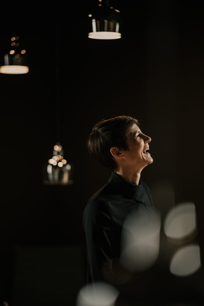 Pirjo Kiefer, Head of Interior Design von Vitra lacht auf dem Vitra Campus – Businessportrait von Businessfotografin Berlin