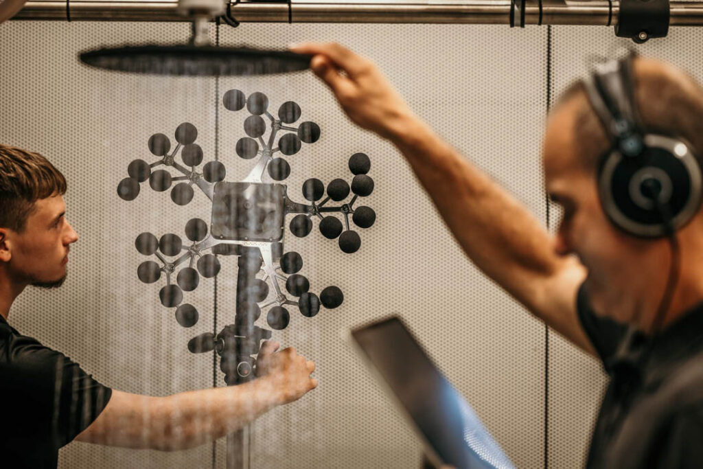 Sound der Hansgrohe Raindance Alive Kopfbrause wird in der Testabteilung mit Spezialmikrofonen gemessen, corporatefotografie