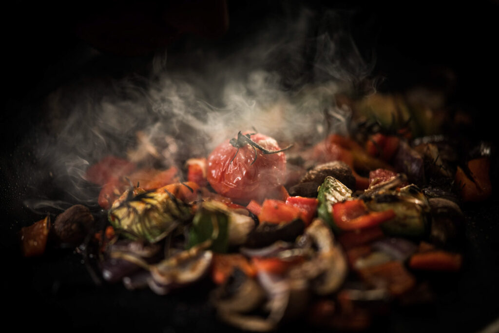 Food Fotografie zeigt ein Close-up von dampfendem, gegartem Ofengemüse – Foodfotograf hält die Texturen und Farben fest, Food Fotograf inszeniert die appetitliche Darstellung, Foodfotograf Hamburg und Foodfotograf Berlin dokumentieren das verlockende Gericht.