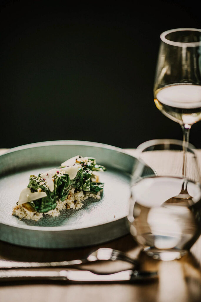 Food Fotograf München zeigt ein Tobinambur-Gericht auf dem Teller im Restaurant Alte Überfahrt in Werder (Havel), Brandenburg – appetitlich angerichtet und authentisch präsentiert.