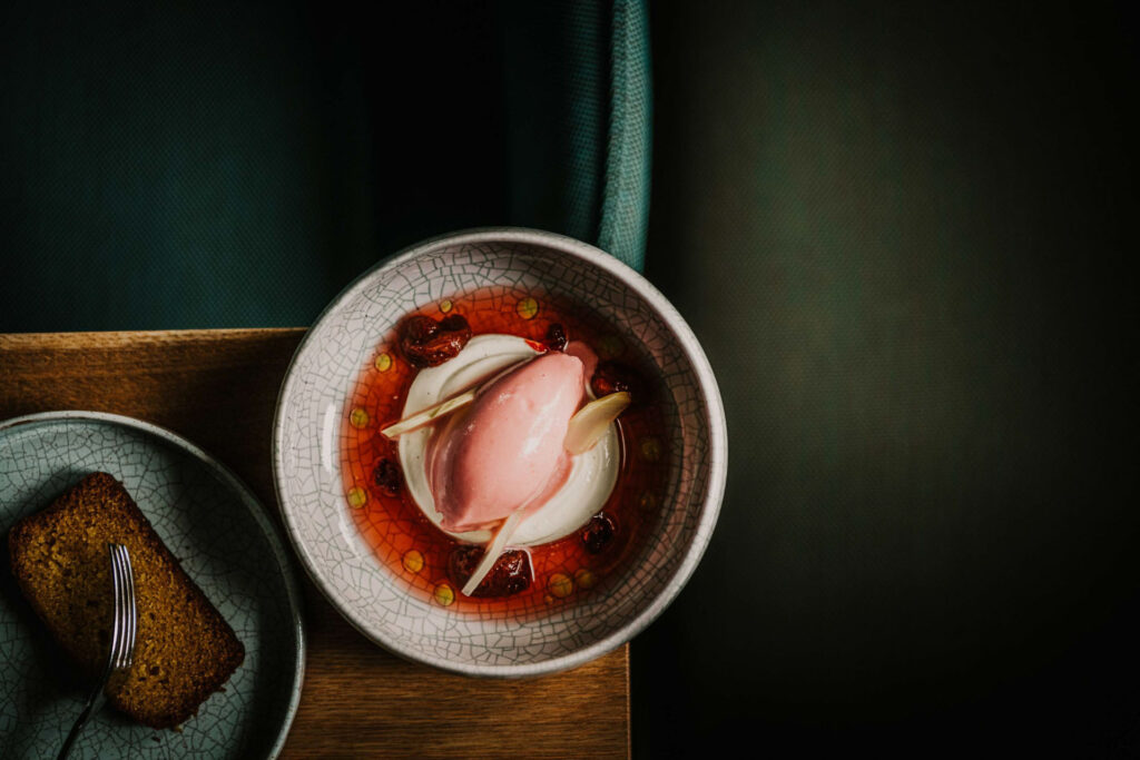 Himbeereis auf Mascarpone-Creme, angerichtet auf Michelin-Star-Niveau im Restaurant Zur Alten Überfahrt in Werder – hochwertiges Food-Fotografie-Motiv für Gourmet- und Hospitality-Visuals.