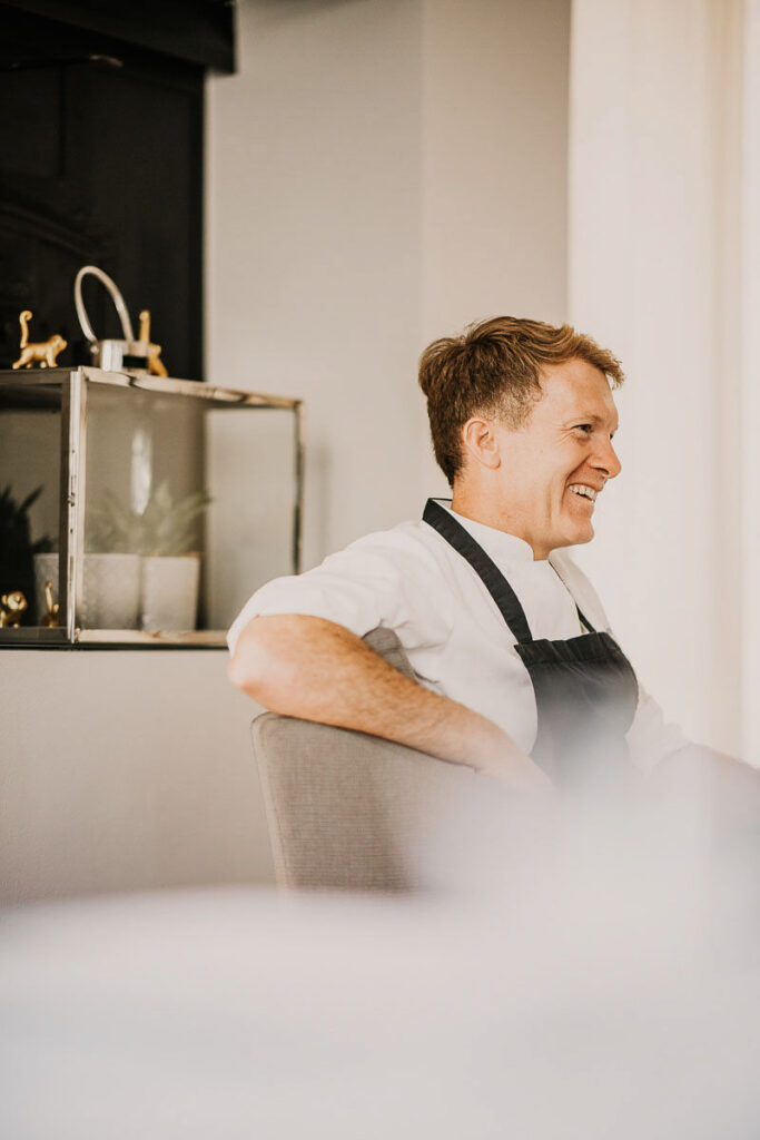 F&B Konzept zeigt ein Portrait des Michelin-Sterne-Headchefs Cliff Hämmerle in seinem Restaurant Hämmerle’s Restaurant – authentische Inszenierung von Spitzenküche und Gastronomie-Expertise.