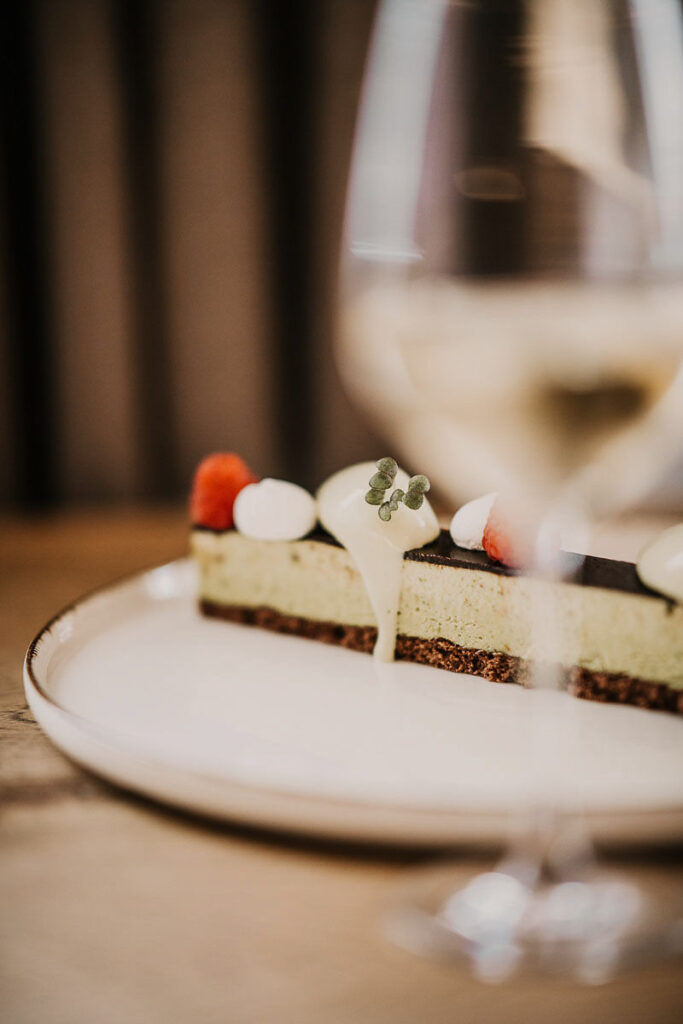 Restaurant Marketing Ideas zeigt ein Pâtisserie-Dessert im Victor’s Fine Dining von Christian Bau – kunstvoll angerichtet für hochwertige Food- und Gastronomie-Präsentation.