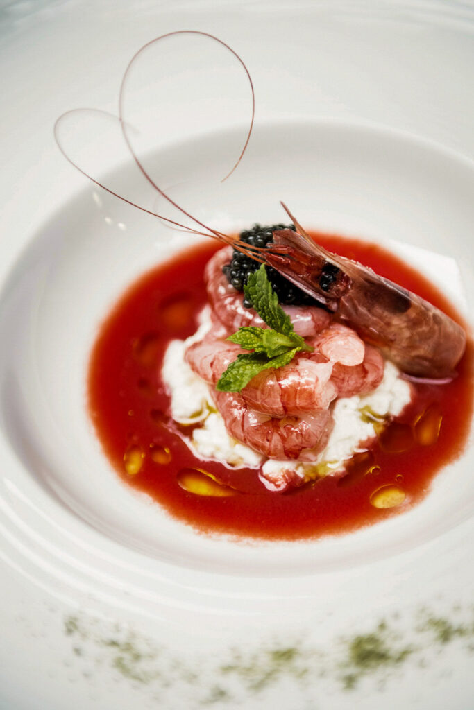 Food Fotografie Hamburg zeigt rohe Garnelen mit Käse und zentrifugierten Tomaten, zubereitet von Headchef Giovanni Santoro im Shalai Resort, Linguaglossa, Sizilien – kunstvoll angerichtetes Gericht.