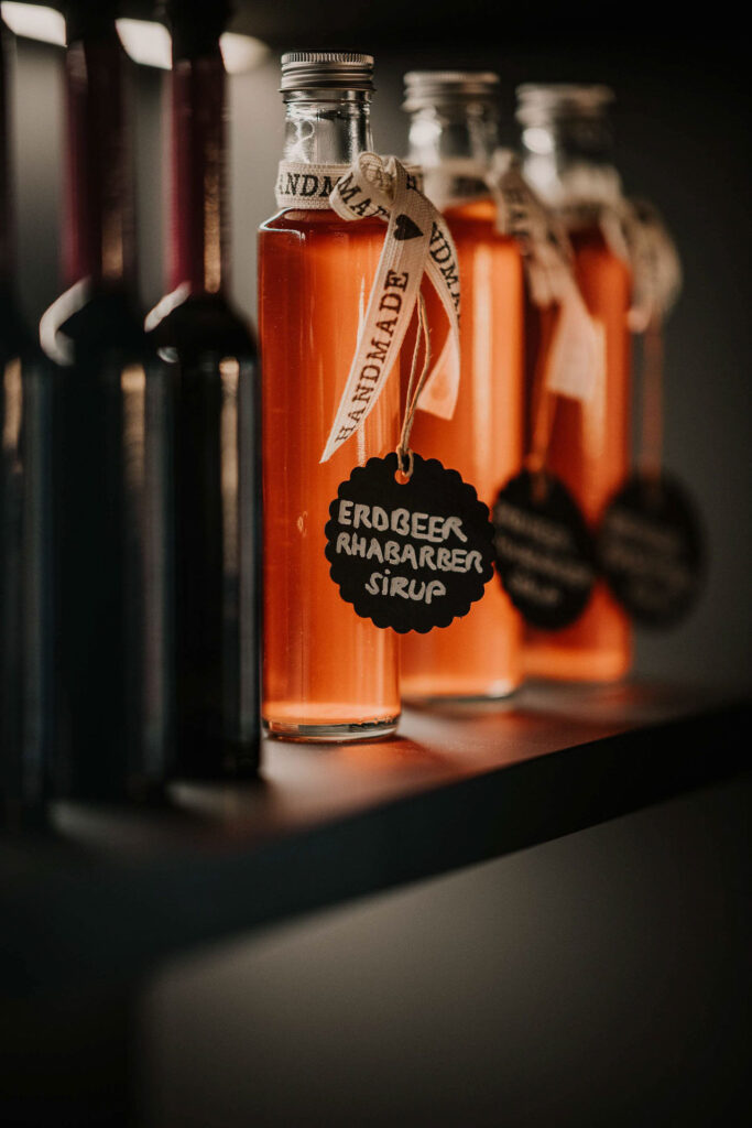 Gastronomie Consulting zeigt hausgemachten Erdbeer-Rhabarber-Sirup im Tempel74 in Mellau, Österreich – authentische Food-Produktion und handwerkliche Zubereitung.