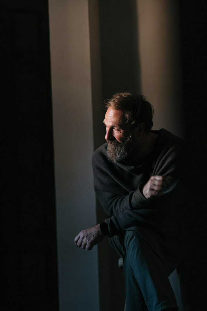 Claus Sendlinger, Gründer von Design Hotels, im Portrait in stylischer Kleidung in seinem Hotel La Granja auf Ibiza – hochwertiges Business- und Hotelfotografie-Motiv von Werbefotograf aus Berlin, Malte Jäger