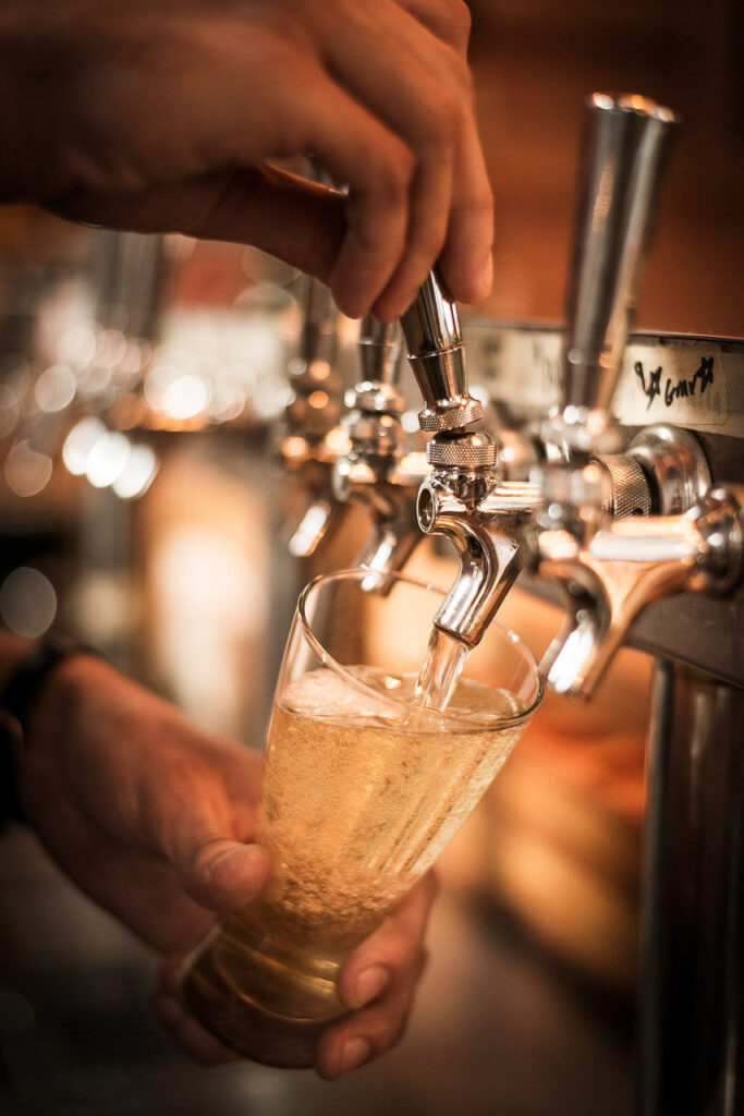 Food Fotograf zeigt, wie Cider in ein Glas gezapft wird – Location Portland, Oregon, USA.