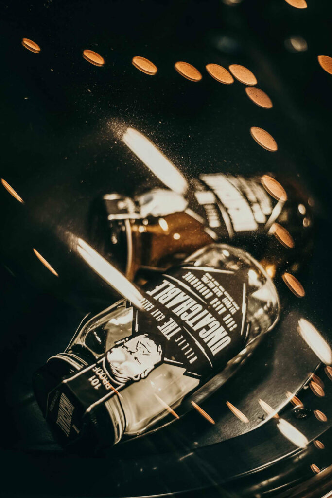 Food Fotografie zeigt ein Detail der Moonshine-Verpackungen in der Call Family Distillery in Wilkesboro, North Carolina, USA – historische und handwerkliche Spirituosenproduktion im Fokus.