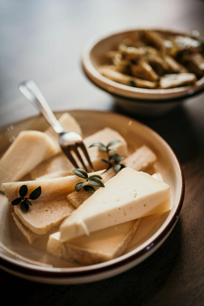 Gastronomie Consulting präsentiert eine Auswahl an Käsesorten in der Käserei Caseificio Stella Dicecca, Italien – traditionelles Handwerk und authentische Food-Inszenierung.