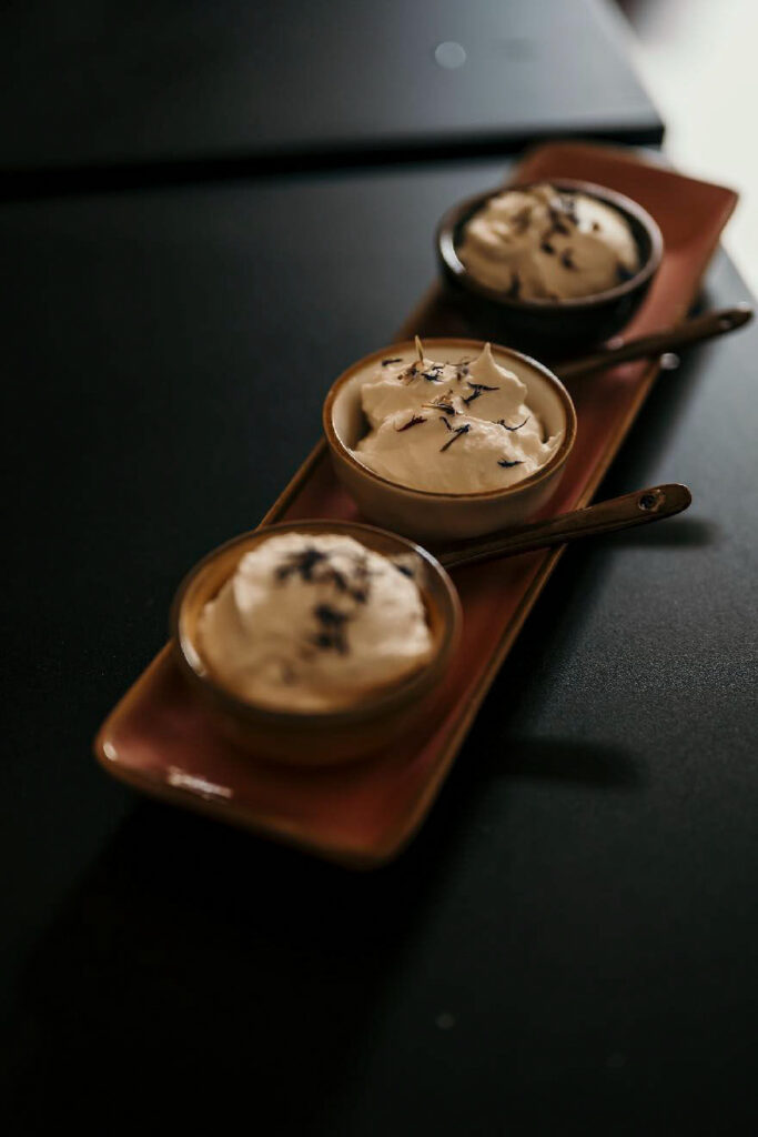 Gastronomie Consulting zeigt verschiedene Frischkäsesorten in der Käserei Caseificio Stella Dicecca in Italien – authentische Präsentation handwerklicher Käseproduktion.