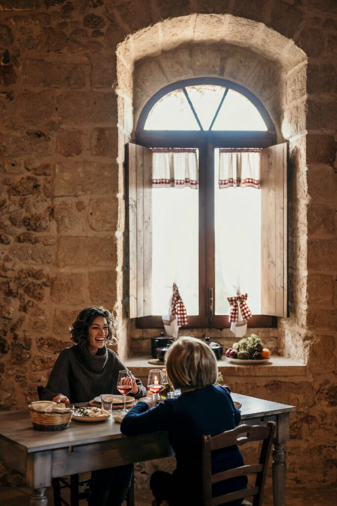 Food Fotografie Hamburg zeigt Gäste im Restaurant Le Stanzie Masseria, die ihr Essen genießen und Spaß haben – lebendige Atmosphäre und authentisches Gastronomie-Erlebnis.