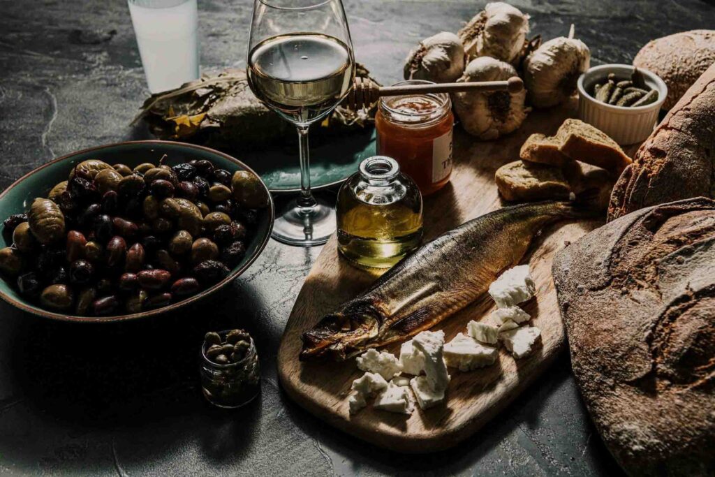 Food photography zeigt typische Zutaten der traditionellen griechischen Küche vom Markt in Athen – studioaufnahme mit sorgfältigem Foodstyling.