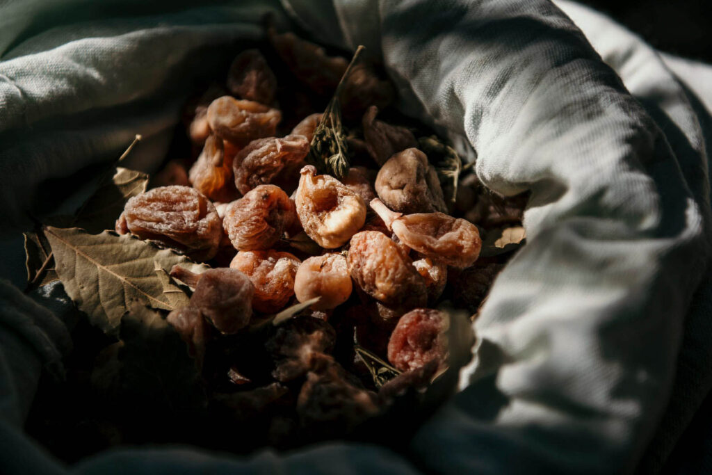 Foodfotograf zeigt rustikale, selbstgemachte getrocknete Feigen in einem Sack in Kroatien – authentische Food-Präsentation traditioneller Produkte.