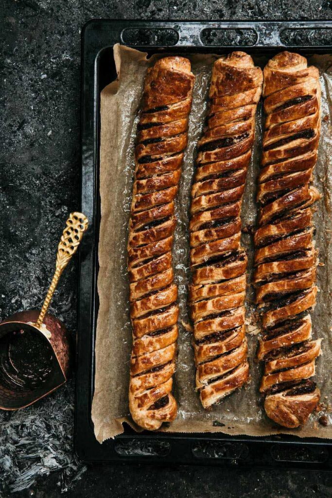 Restaurant Marketing Ideas zeigt einen traditionellen Blätterteig-Backwarenzopf auf einem Backblech in Kroatien – authentische Bäckerei- und Food-Präsentation.