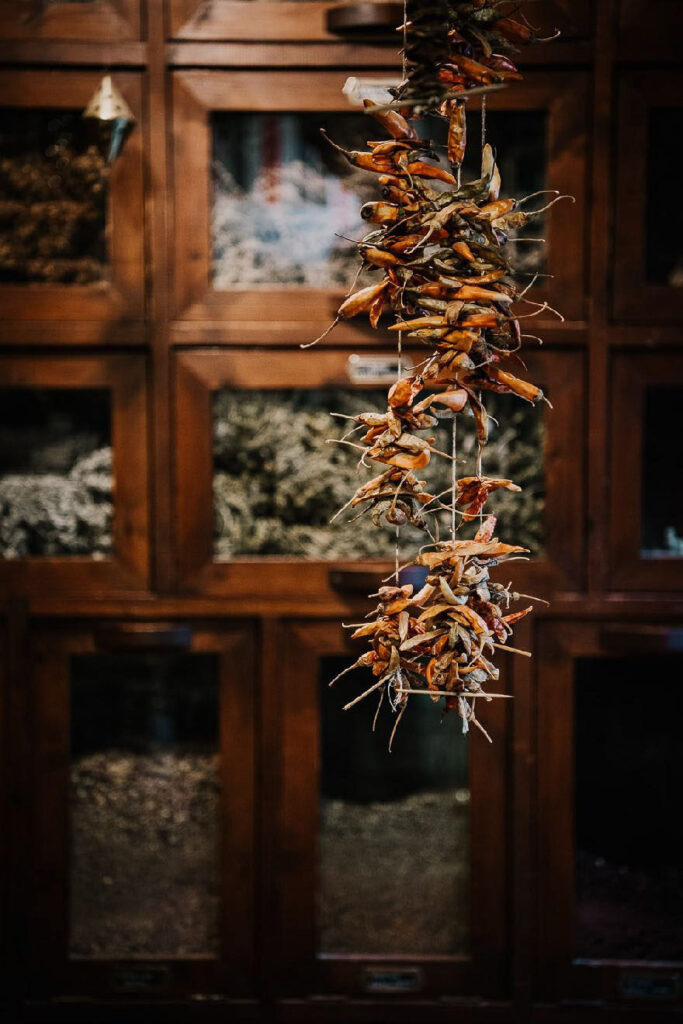 Restaurant Marketing Agency zeigt getrocknete Chilis und andere Kräuter in einem Laden in Athen – hochwertige Food-Produkte für Gastronomie und Kulinarik.