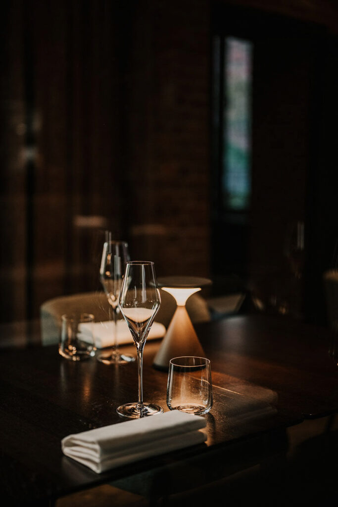 Foodfotograf zeigt einen stilvoll eingedeckten Tisch im Restaurant Lovis im Hotel Wilmina in Berlin, gestaltet von Starköchin Sophia Rudolph.
