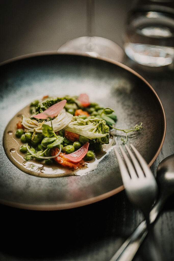 Restaurant Marketing Instagram zeigt ein Gericht mit grüner Tomate und Jalapeño im Restaurant Lovis im Hotel Wilmina in Berlin, kreiert von Spitzenköchin Sophia Rudolph.