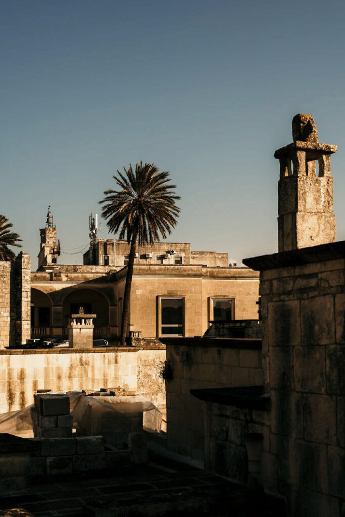 Branding Restaurants zeigt einen stimmungsvollen Blick über die Dächer von Altamura – atmosphärisches Bild, das das Flair traditioneller italienischer Städte vermittelt.