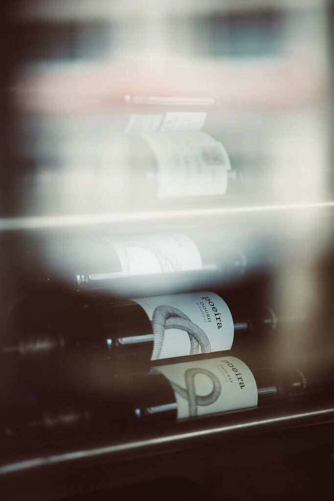 Foodfotograf zeigt Weinflaschen im Vinidor des Restaurants Gallo d’Oro auf Madeira – stilvolle Präsentation edler Weine im Restaurantkontext.