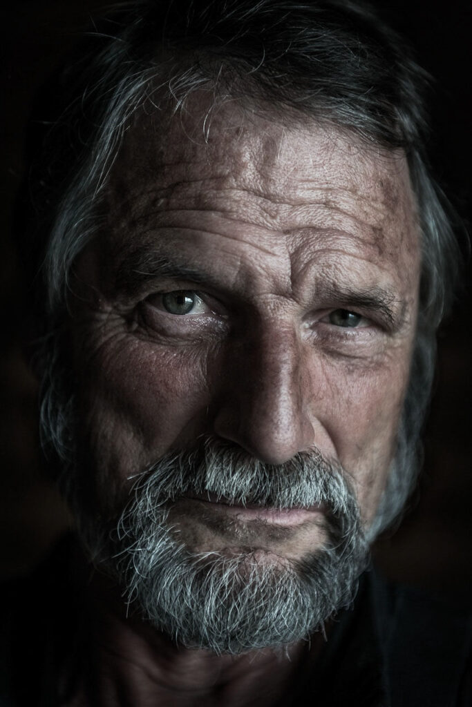 Restaurant photo zeigt ein Portrait des Fisherpoets Jon Broderick in Cannon Beach, Oregon, USA – authentisches Bild eines Fischers und Food-Storytellers.