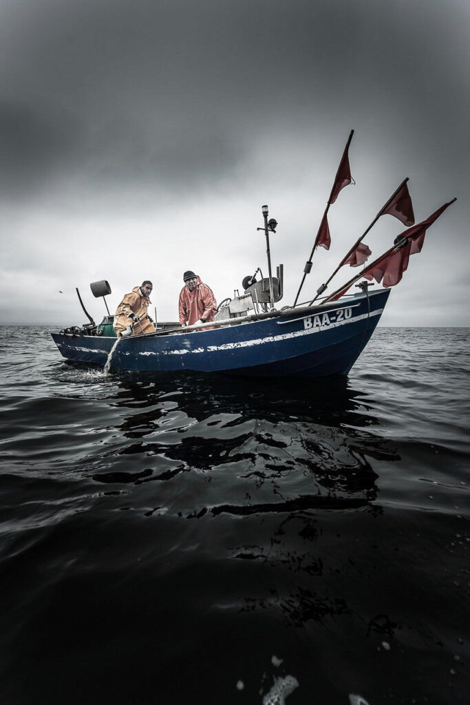 Foodfotograf Berlin zeigt Fischer von Baabe auf Rügen bei der Arbeit auf ihrem Kutter in der Ostsee – authentische Fischerei im maritimen Setting.