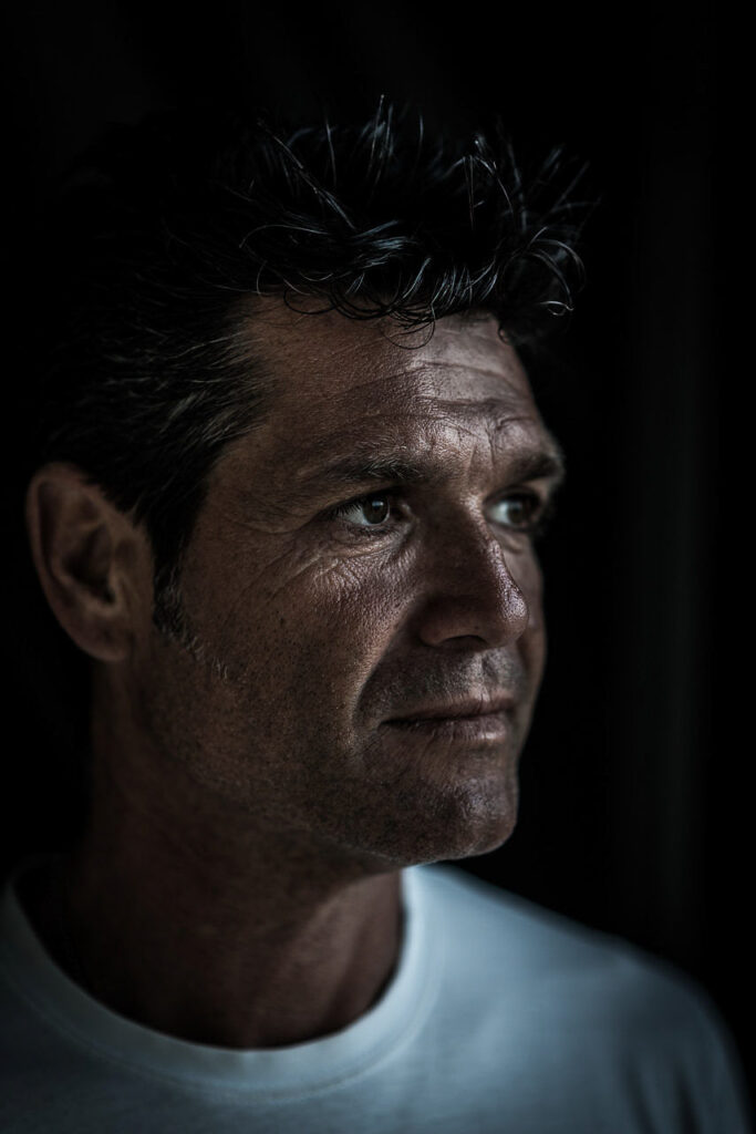 Food Fotografie Hamburg zeigt ein Portrait eines Thunfisch-Fischers aus Andalusien – stimmungsvoll inszeniert im dunklen Stil, authentische Fischerei-Atmosphäre.