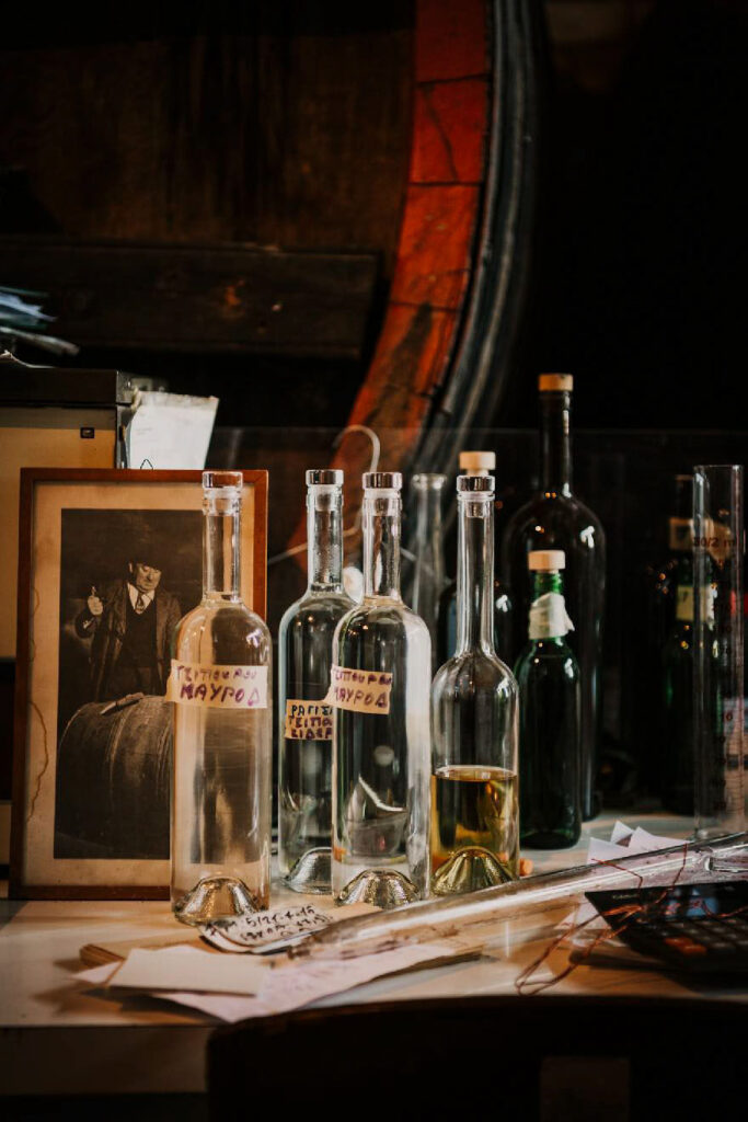 Gastronomie Consulting und authentische Food-Fotografie: Vinometer und weitere Laborartikel im traditionellen Weinkeller in Italien – präzise Handwerkskunst und Qualitätskontrolle in der Weinherstellung.