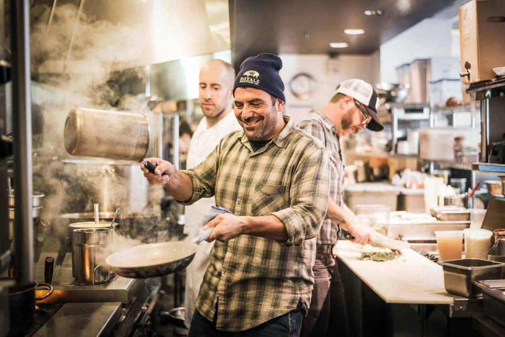 Stylische Hipster-Köche bei der Arbeit in der Küche des Pasta-Restaurants Bocci’s in Portland, Oregon – moderne, authentische Restaurant- und Food-Fotografie mit urbanem Flair.