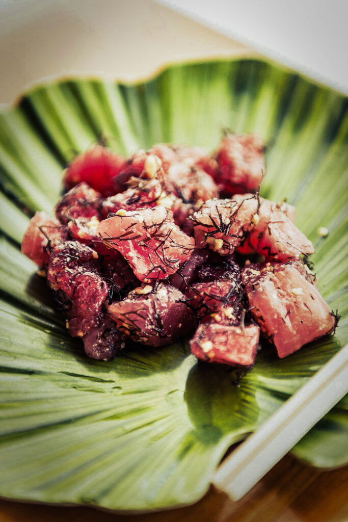 Teller mit hawaiianischer Poké aus frischem Thunfisch auf Hawaii – authentisches Foodfoto eines traditionellen Gerichts mit rohem Fisch, Reis und frischen Zutaten.