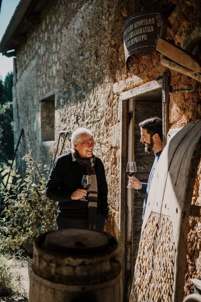 Winzer und sein Sohn im Familienunternehmen Emilio Sciacca – authentisches Porträt generationsübergreifender Handwerkskunst und traditioneller Weinherstellung in Italien.